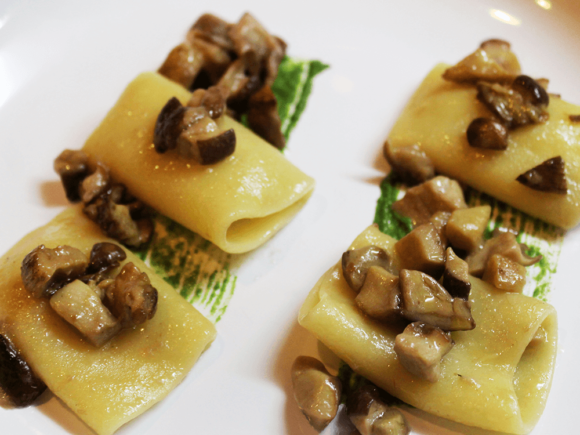 Paccheri di grano duro siciliano ai funghi porcini con crema di spinaci e piselli