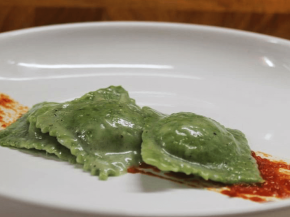 Ravioli verdi di spinaci e ricotta con salsa di pomodoro fresco