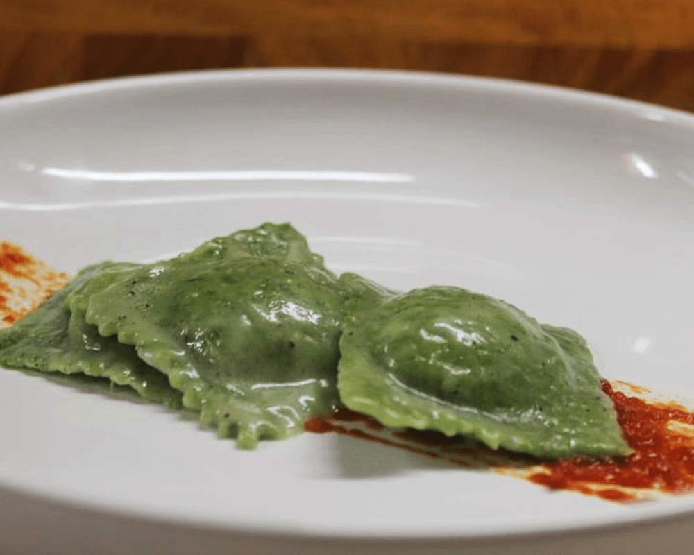 Ravioli verdi di spinaci e ricotta con salsa di pomodoro fresco