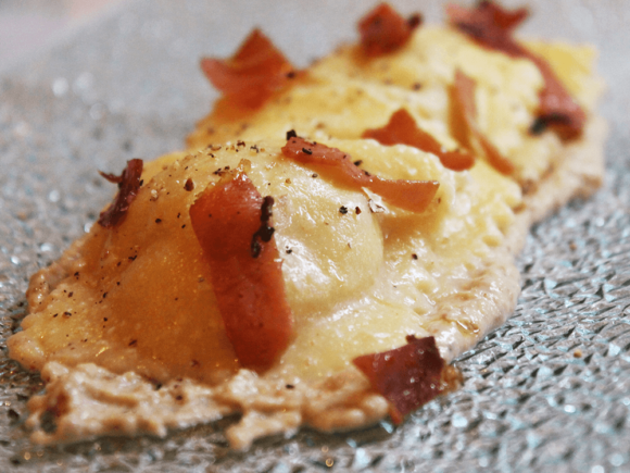 Ravioli di patate al rosmarino con crema di noci e speck