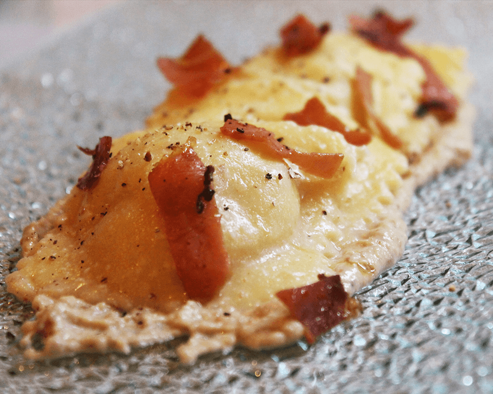 Ravioli di patate al rosmarino con crema di noci e speck