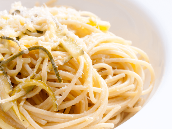 Spaghetti quadrati burrata, zucchine e pancetta croccante